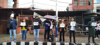अनसनरत डा केसीको सत्याग्रहमा ऐक्यवद्धता जनाउँदै माइतीघरमा प्रदर्शन 